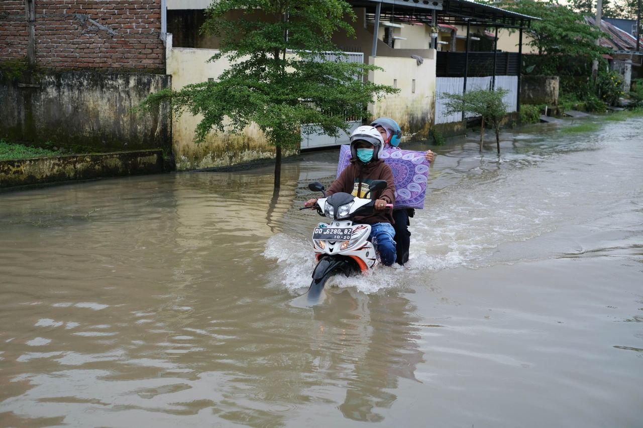 Natal di Tengah Banjir: Warga Perumnas Antang Tetap Rayakan dengan Sederhana