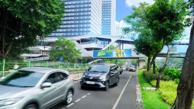 Billbord City Vision Hiasi Jembatan Multiguna Penghubung Stasiun LRT Dukuh Atas dan Jalan Sudirman