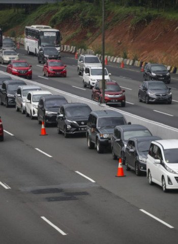 Rekayasa Lalu Lintas di Tol Jakarta-Cikampek: Contraflow Diterapkan untuk Atasi Kepadatan