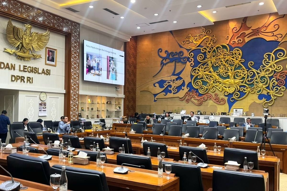 Rapat Baleg Bahas RUU PPRT Sepi Kehadiran, Aksi Demo Warnai Gedung DPR