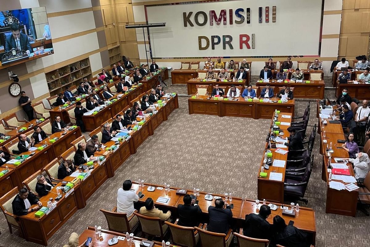 Pemilihan Hakim MK oleh DPR Dinilai Tertutup, Inosentius Samsul Tiba-Tiba Muncul Sebagai Calon