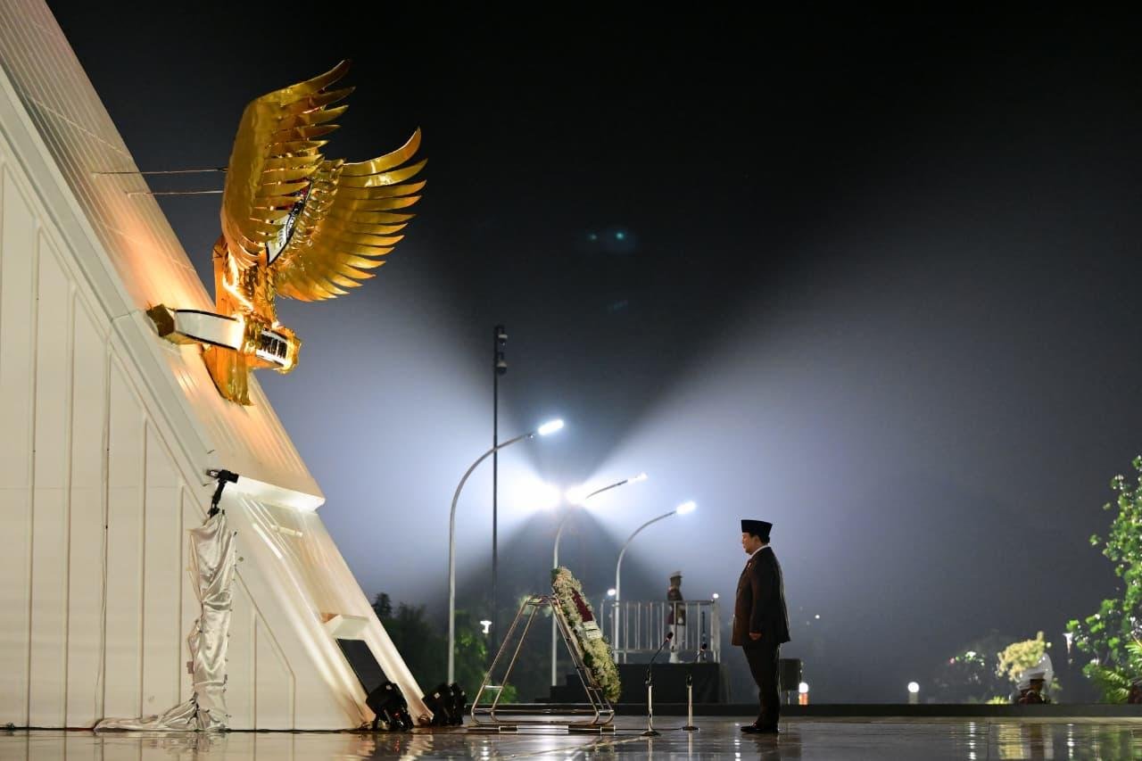 Presiden Prabowo Bersama Wapres Gibran Kenang Pahlawan pada Ziarah Malam Kemerdekaan