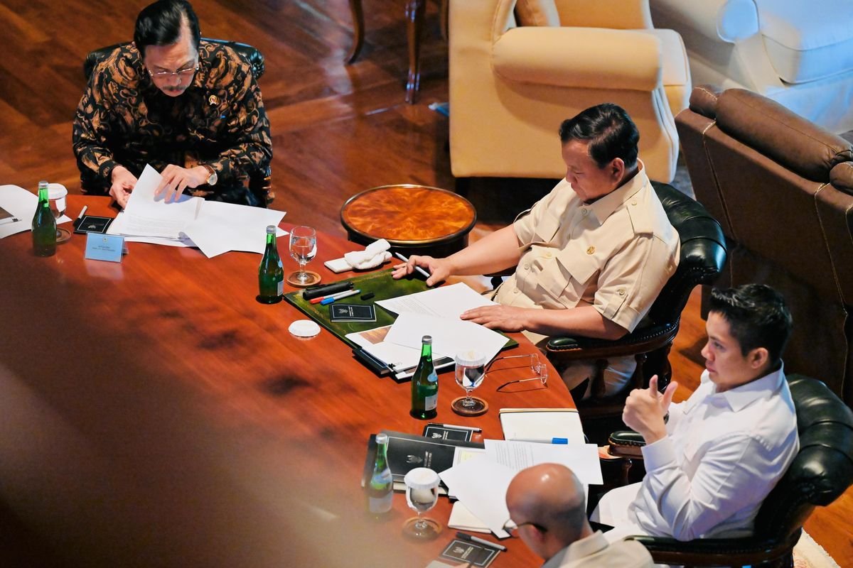 Prabowo Pimpin Rapat Ekonomi Strategis di Hambalang Bersama Luhut dan DEN