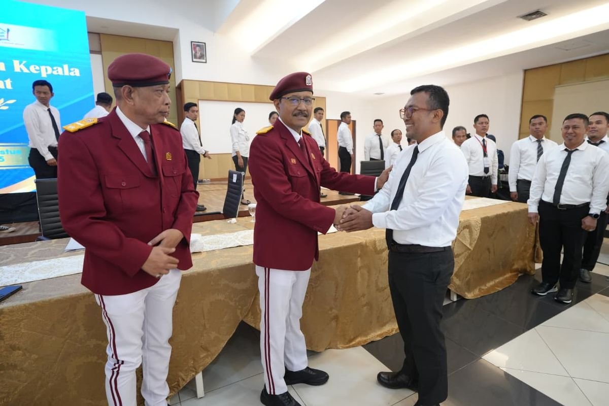 Jas Almamater Sekolah Rakyat Resmi Diluncurkan, Dilengkapi Baret Merah dan Tanda Khusus