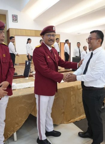 Jas Almamater Sekolah Rakyat Resmi Diluncurkan, Dilengkapi Baret Merah dan Tanda Khusus