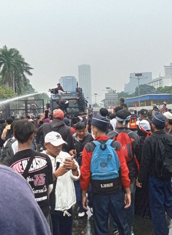 Bendera PAN Diambil dari Jalanan dalam Aksi Demo di DPR RI