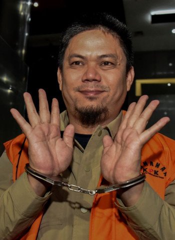 Bupati Kolaka Timur Abdul Aziz Digelandang KPK dalam Kasus Korupsi Proyek RSUD