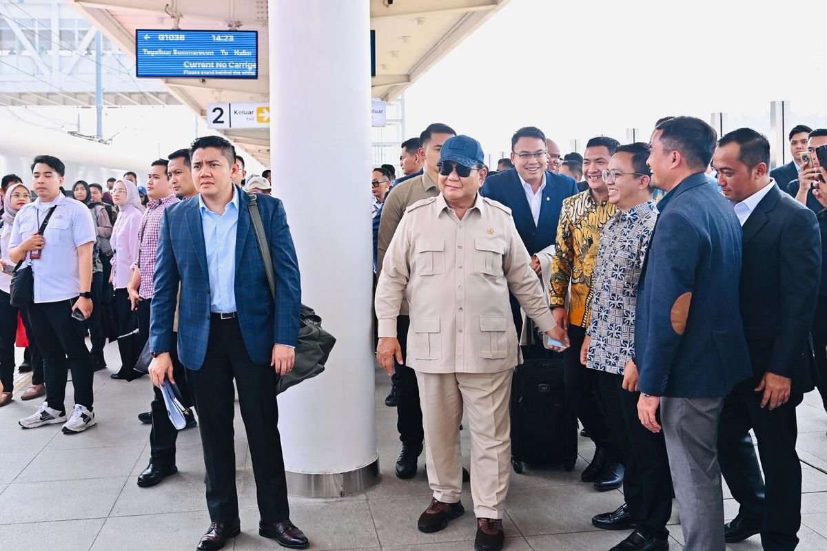 Presiden Prabowo Subianto Naik Kereta Cepat Whoosh Usai Kunjungan Kerja di Jawa Barat