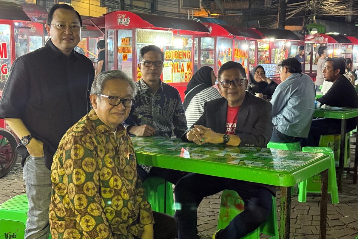 Usai Bebas dari Rutan KPK, Hasto Kristiyanto Santap Sate Padang di Sekitar Taman Menteng