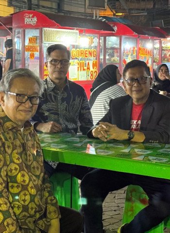Usai Bebas dari Rutan KPK, Hasto Kristiyanto Santap Sate Padang di Sekitar Taman Menteng