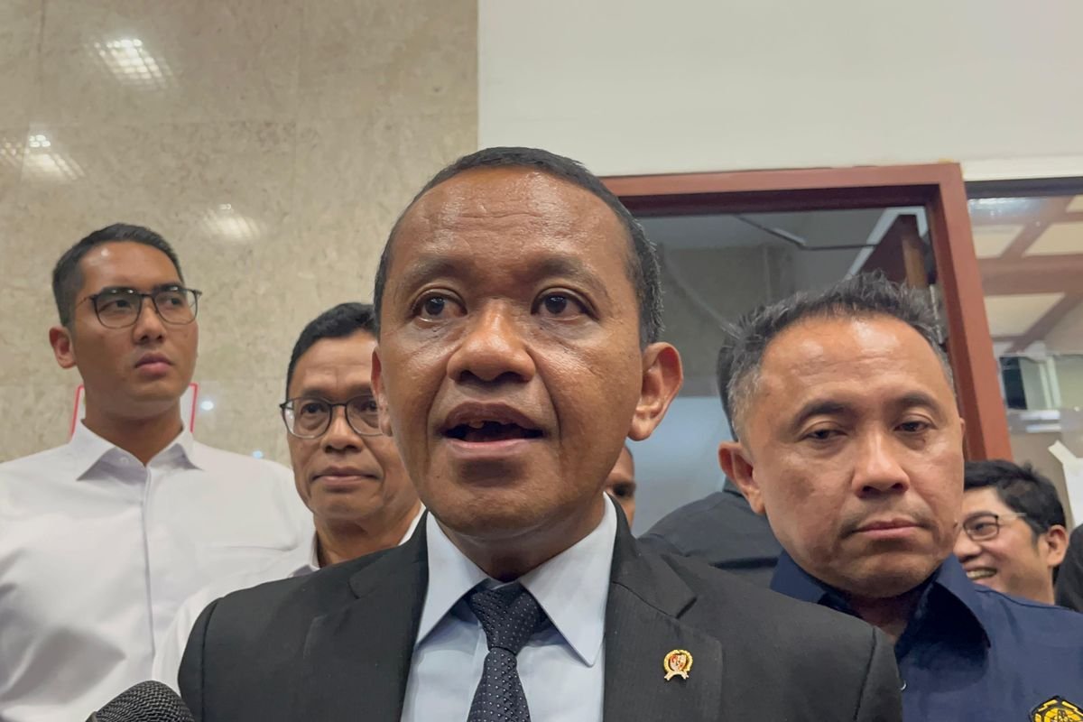 Bahlil Minta Kopdes Merah Putih Percepat Listrik Tenaga Surya di Desa