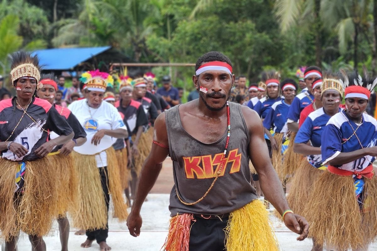 72 Warga Ayuka dan Tipuka Tampil Memukau dalam Lomba Tari Seka Untuk HUT ke-80 RI