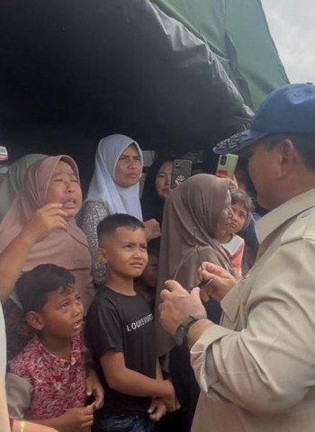 Warga Aceh Menangis di Hadapan Prabowo: Rumah Hanyut Akibat Banjir