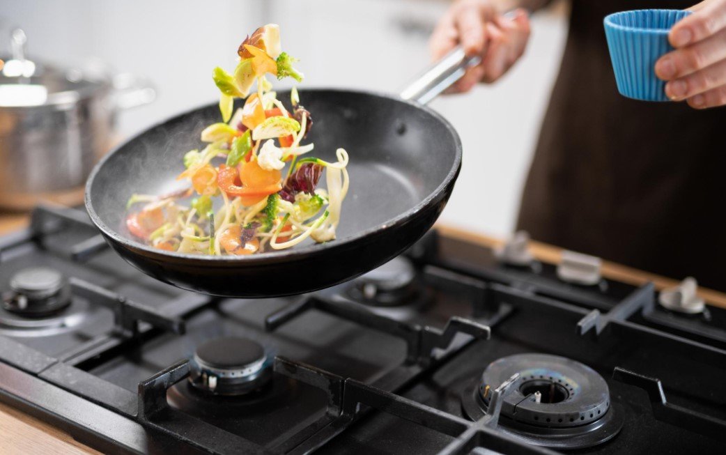 Remaja 15 Tahun Memukau dengan Kemampuan Memasak 8 Menu Sekaligus