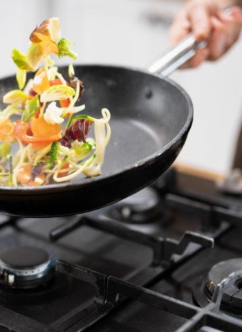 Remaja 15 Tahun Memukau dengan Kemampuan Memasak 8 Menu Sekaligus