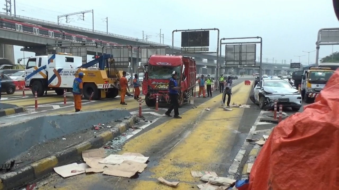 Kecelakaan Tragis di Gerbang Tol Ciawi: Kisah Istri Sopir Truk Tentang Cara Suaminya Bertahan