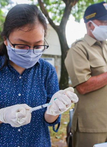 Vaksinasi Rabies Gratis untuk Puluhan Hewan Peliharaan di Pejaten Barat