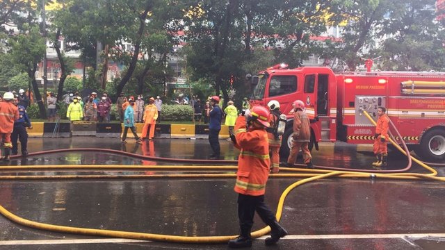 Kebakaran Hebat di Glodok Plaza: Proses Pendinginan dan Penyelidikan Penyebab Kebakaran