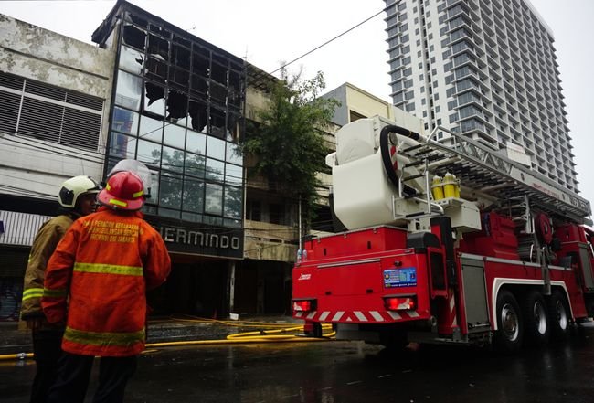 Kebakaran Besar di Glodok Plaza, Jakarta Barat: Api Berkobar Hebat