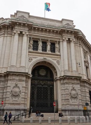 Pemerintah Italia Usulkan RUU untuk Mengatur Ulasan Online: Langkah Menghentikan Reviewer Palsu