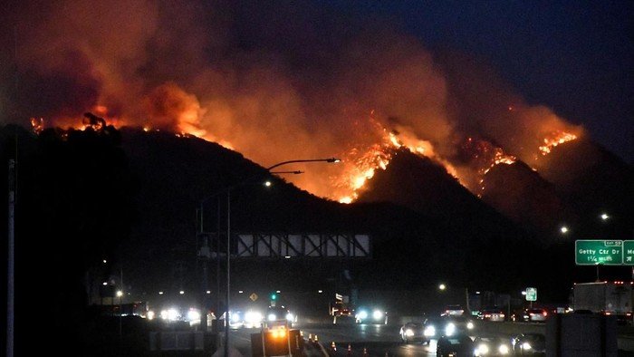 Kebakaran Besar di Los Angeles: Ribuan Rumah Hangus, Ribuan Orang Mengungsi