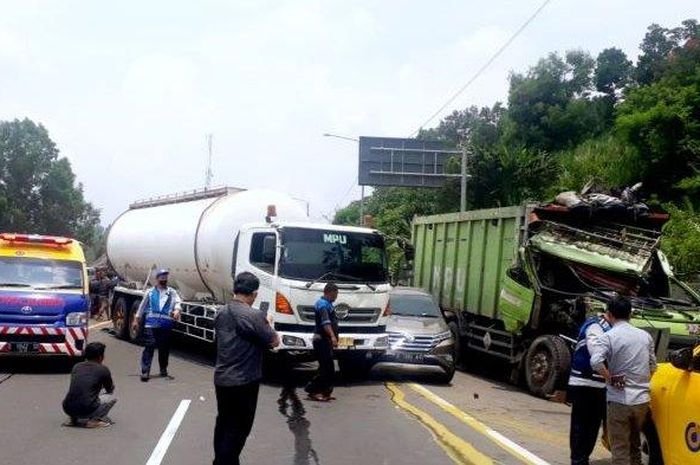 Insiden di Tol Cipularang: Truk dan Avanza Terlibat Tabrakan di KM 80+400
