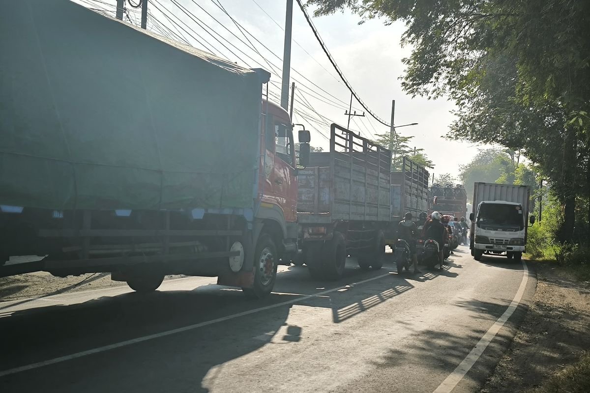 Kekosongan Stok BBM Memicu Kemacetan di Jalur Utama Kecamatan Ajung, Jember