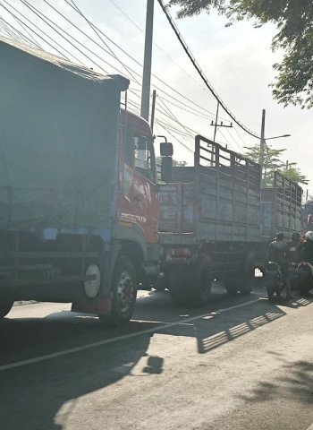 Kekosongan Stok BBM Memicu Kemacetan di Jalur Utama Kecamatan Ajung, Jember