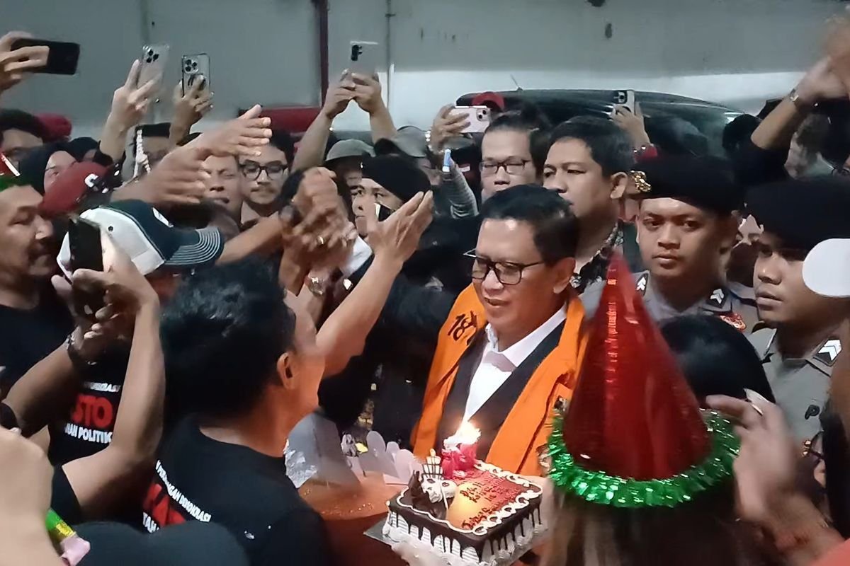 Berseragam Tahanan dan Diborgol, Hasto Rayakan Ulang Tahun di Pengadilan