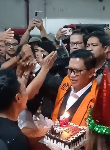 Berseragam Tahanan dan Diborgol, Hasto Rayakan Ulang Tahun di Pengadilan