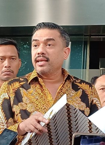 Maman Sambangi KPK, Membawa Bukti Perjalanan Istri ke Eropa dengan Dana Pribadi