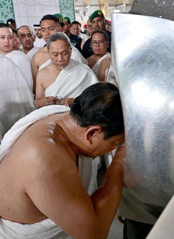 Momen Spiritual Prabowo Saat Umrah, Sentuh Hajar Aswad dan Masuki Ka'bah