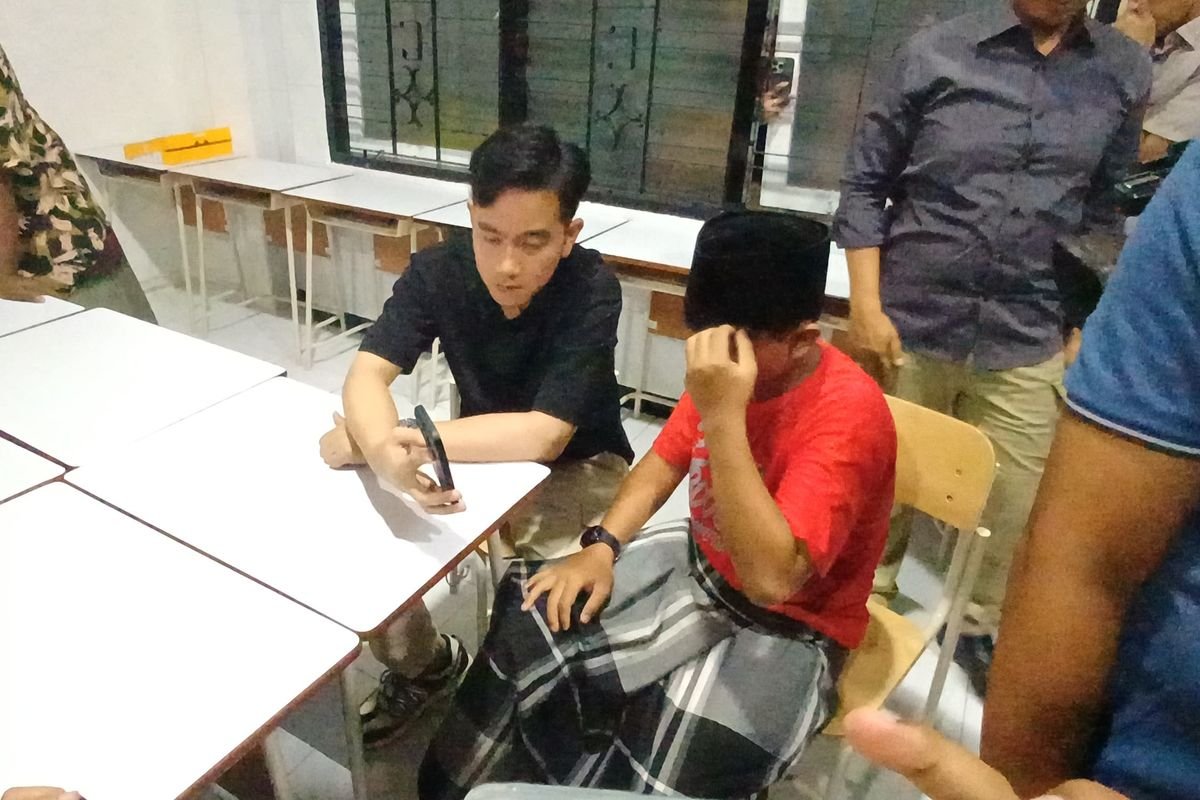 Gibran Rakabuming Raka Menyambangi Sekolah Rakyat dengan Donat di Malam Hari