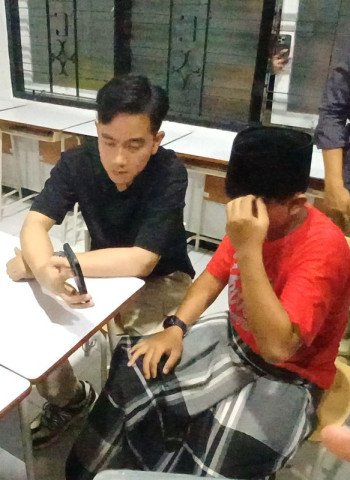 Gibran Rakabuming Raka Menyambangi Sekolah Rakyat dengan Donat di Malam Hari