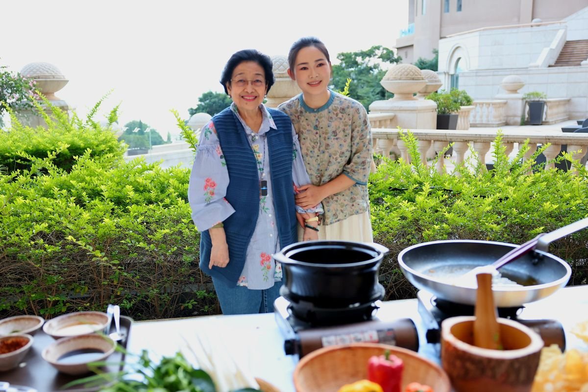 Megawati Soekarnoputri Menikmati Kuliner Tradisional Yunnan Bersama Food Blogger di China
