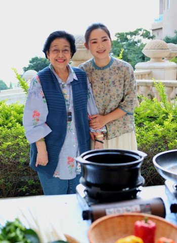 Megawati Soekarnoputri Menikmati Kuliner Tradisional Yunnan Bersama Food Blogger di China