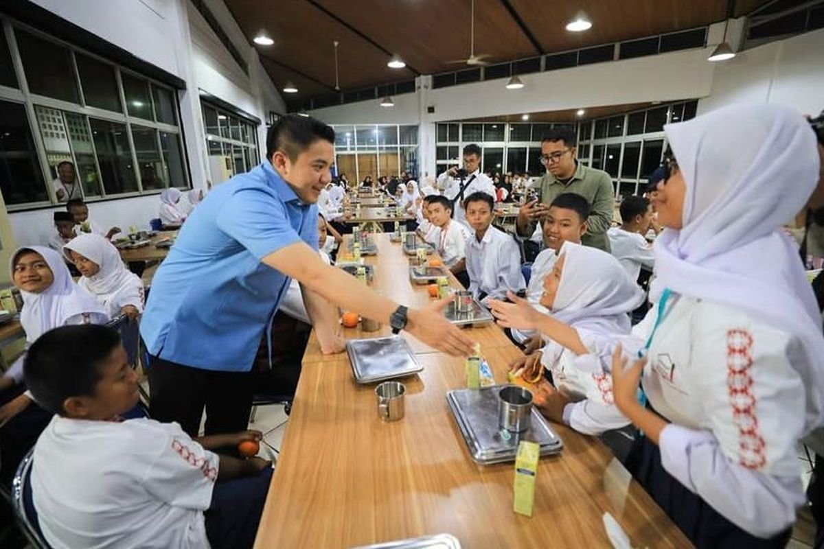 Seskab Letkol Teddy Indra Wijaya Kunjungi SRMP 10 Cibinong dan Makan Bersama Siswa