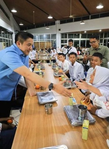 Seskab Letkol Teddy Indra Wijaya Kunjungi SRMP 10 Cibinong dan Makan Bersama Siswa