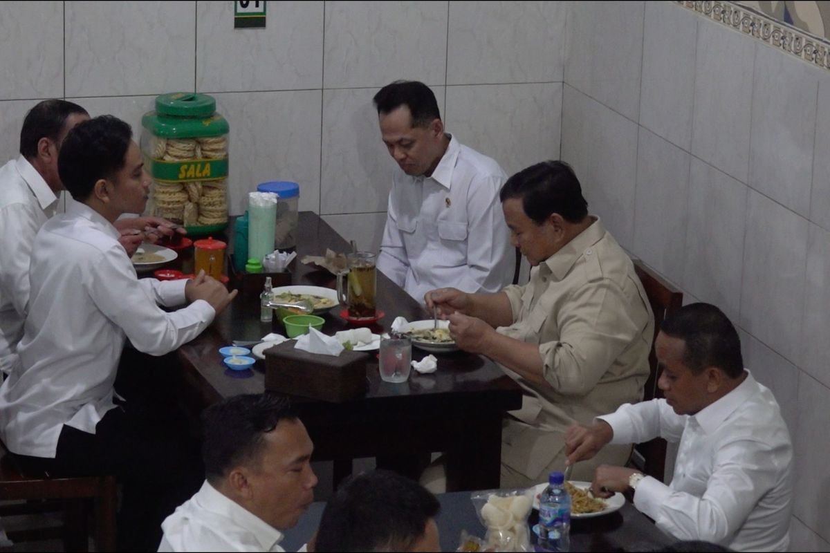 Jamuan Siang di Tengah Kesibukan Prabowo, Jokowi, dan Gibran