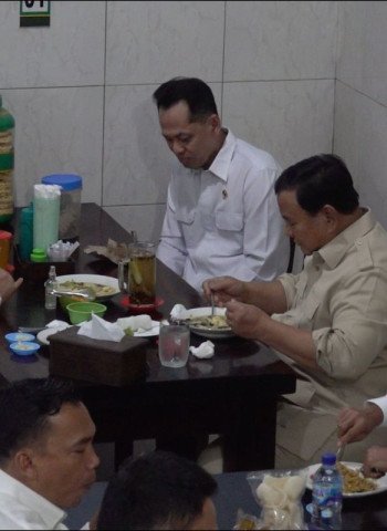 Jamuan Siang di Tengah Kesibukan Prabowo, Jokowi, dan Gibran