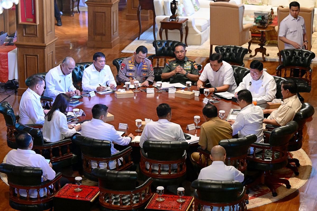 Hadapi Dinamika Global, Prabowo Gelar Pertemuan dengan Pejabat Polkam