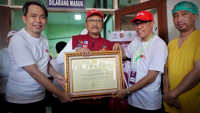 Kemensos Gelar Operasi Katarak Gratis untuk 1.300 Lansia di Hari Lansia