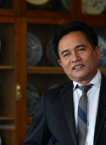 Menteri Yusril Sebut Ekonomi RI Kalah dari Singapura Akibat Abaikan Kepastian Hukum