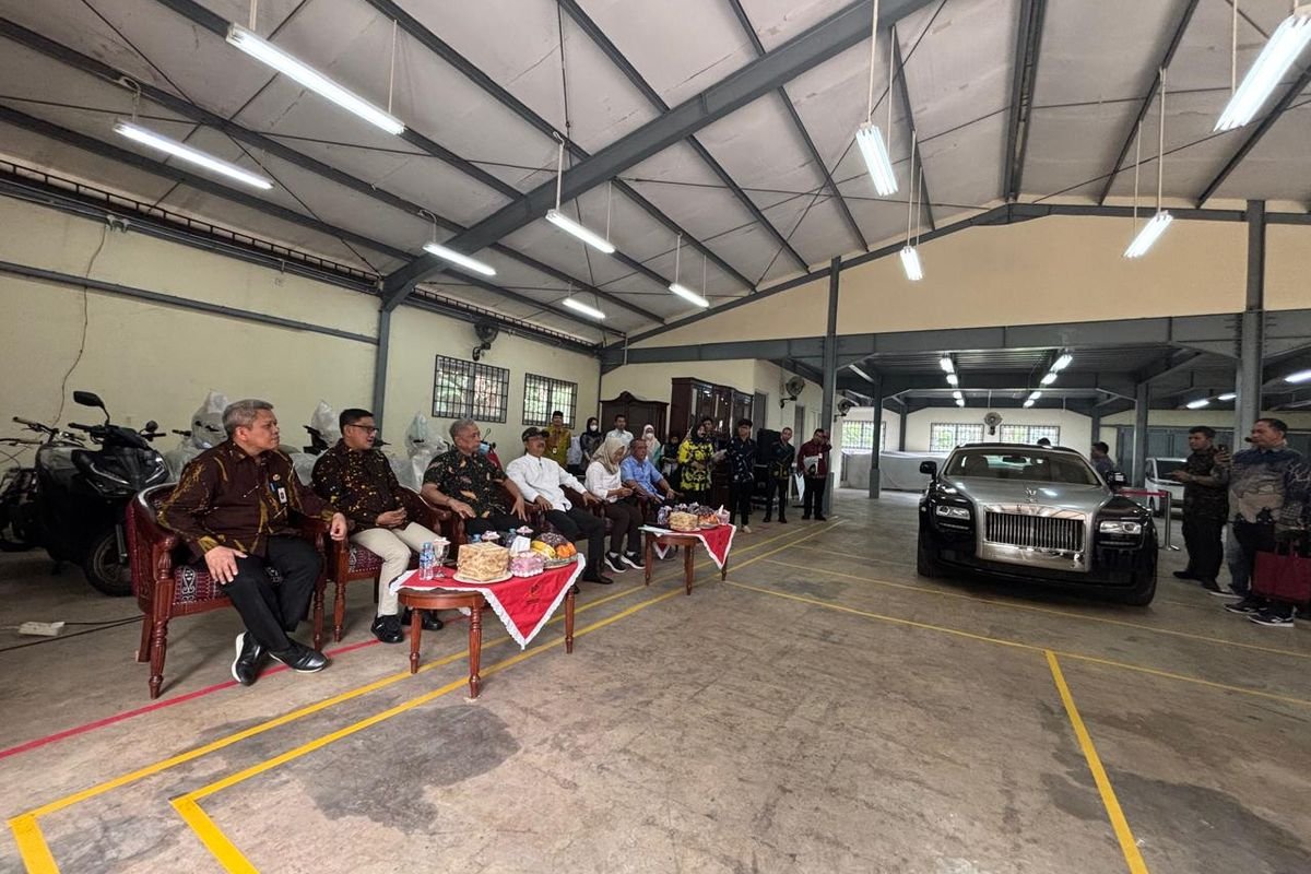 Rolls-Royce Kemensos Laku di Lelang, Hasilnya untuk Pembangunan Rumah Warga Miskin di Makassar