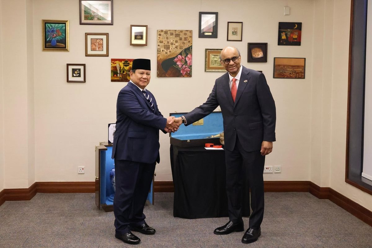 Presiden Prabowo Subianto Berikan Guci dan Keris sebagai Lambang Persahabatan kepada Presiden Singapura