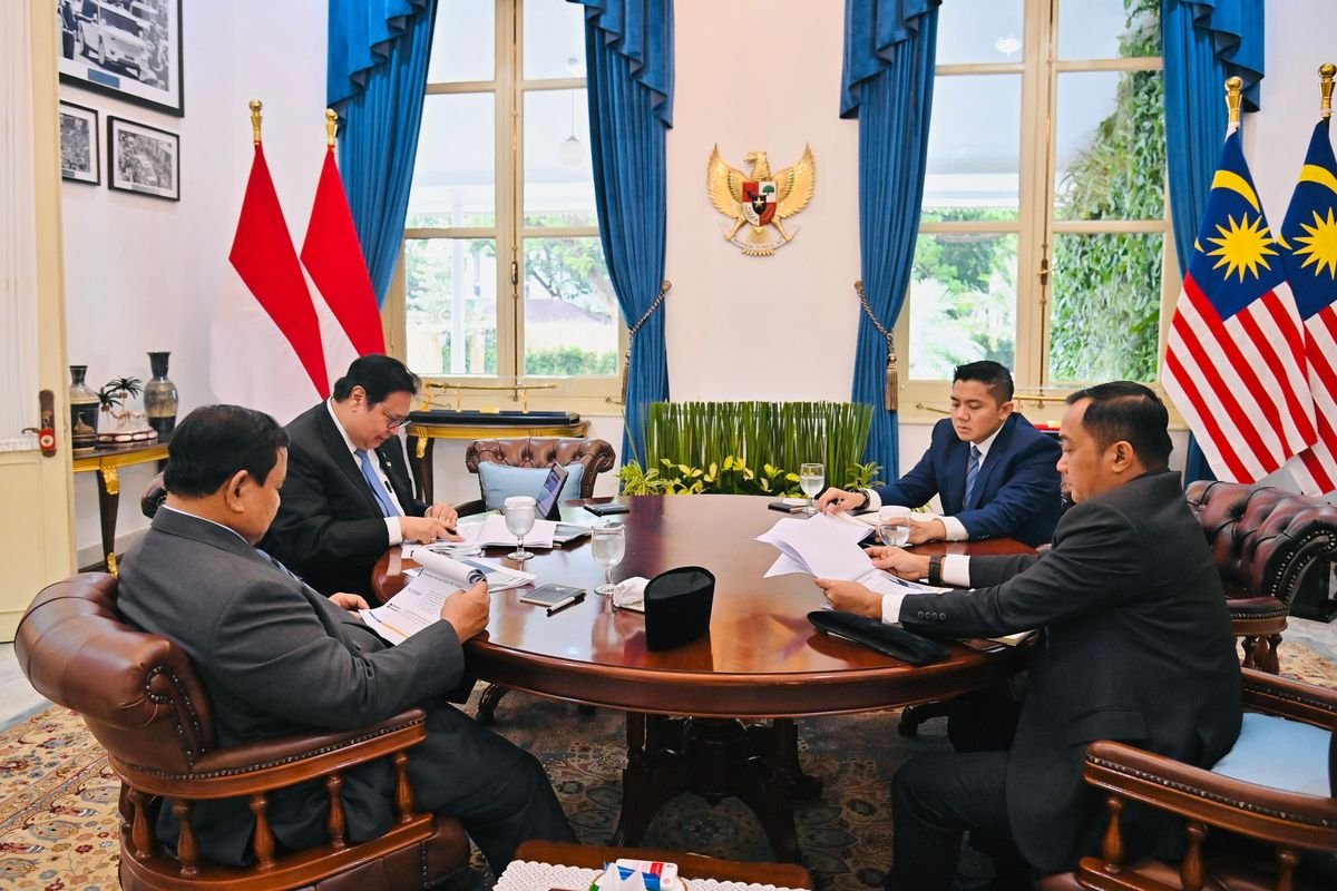 Prabowo Gelar Rapat dengan Menteri Terkait Deregulasi dan Negosiasi Tarif