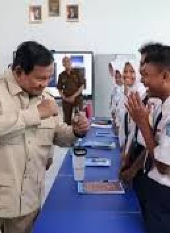 Momen Unik di SMPN 4 Bekasi: Presiden Prabowo Tantang Siswa untuk Boxing
