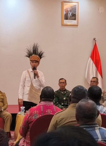 Gibran Rakabuming Raka Traktir Anak Yatim Piatu Buku dan Alat Tulis di Kunjungan Kerja