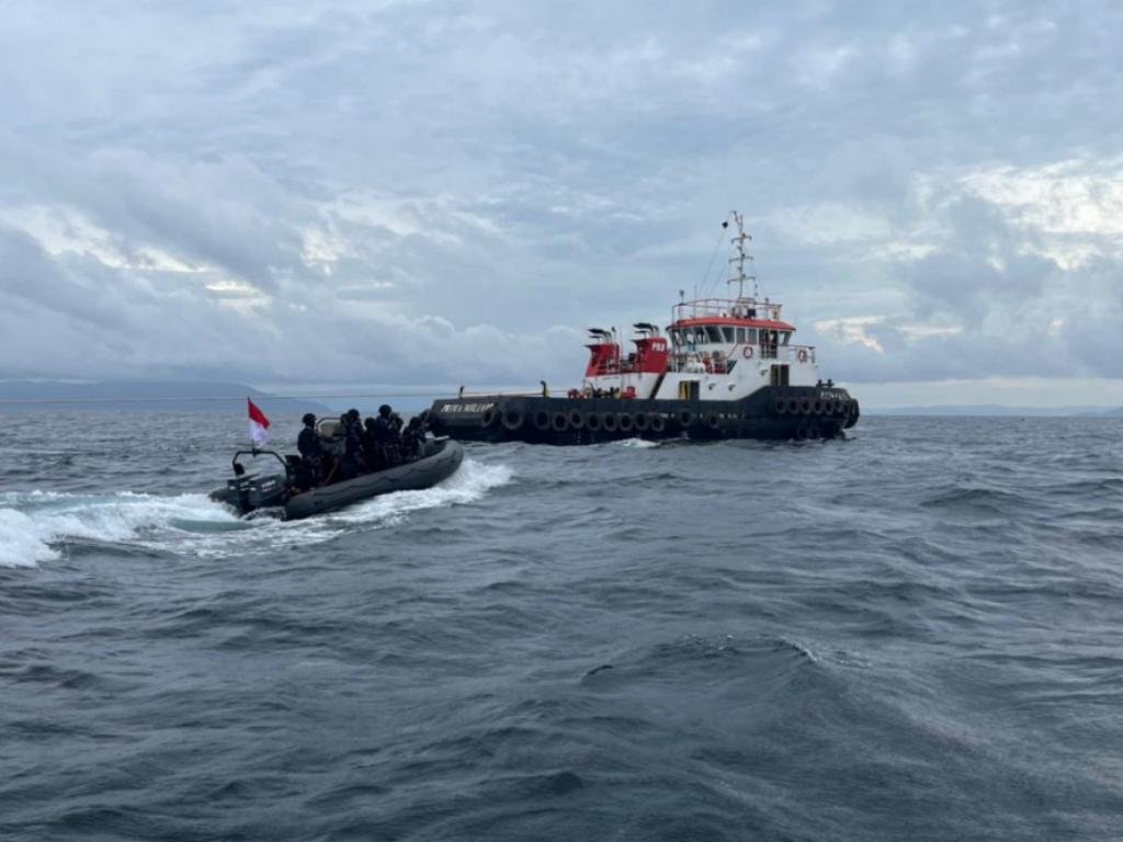 KRI Bung Hatta-370 Amankan Kapal Pengangkut Nikel di Perairan Mandiodo