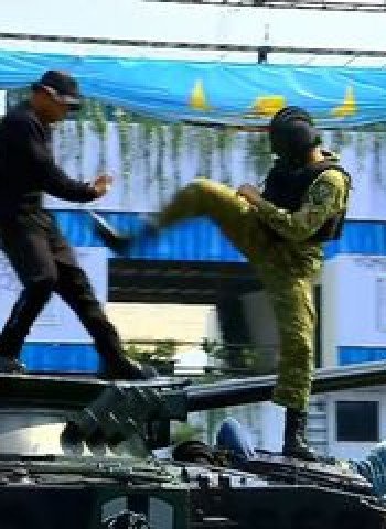 Atraksi Spektakuler Prajurit TNI di HUT ke-80: Duel di Atas Tank BMP